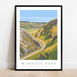 Könnte beinhalten: Gerahmter Kunstdruck mit einer stilisierten Landschaft des Winnats Pass im Peak District. Das Kunstwerk zeigt eine kurvenreiche Straße durch ein Tal mit grünen und gelben Hügeln unter blauem Himmel. Der Text "WINNATS PASS" und "THE PEAK DISTRICT" ist unten.