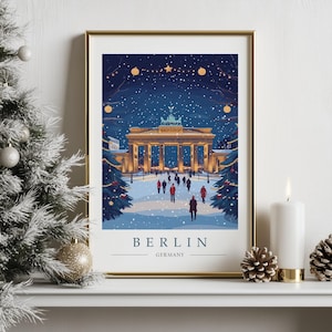 Op de afbeelding: Een winterse illustratie van de Brandenburger Tor in Berlijn, Duitsland. De poort is verlicht met lampjes en omringd door met sneeuw bedekte bomen. De tekst "BERLIJN DUITSLAND" staat onder de afbeelding.