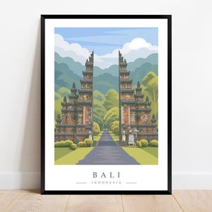 Può includere: Stampa artistica incorniciata con un'illustrazione dettagliata di un cancello del tempio balinese. L'opera d'arte mostra l'architettura del tempio, una strada che conduce attraverso il cancello e una vegetazione lussureggiante. Le parole "BALI" e "INDONESIA" sono stampate in basso.