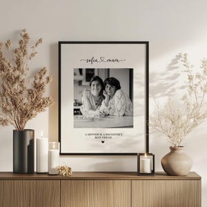 K&ouml;nnte beinhalten: Schwarzwei&szlig;foto von zwei Frauen, einer Mutter und ihrer Tochter, mit dem Text "sofia &hearts; mum" und "A mother is a daughter's best friend" unter dem Foto.