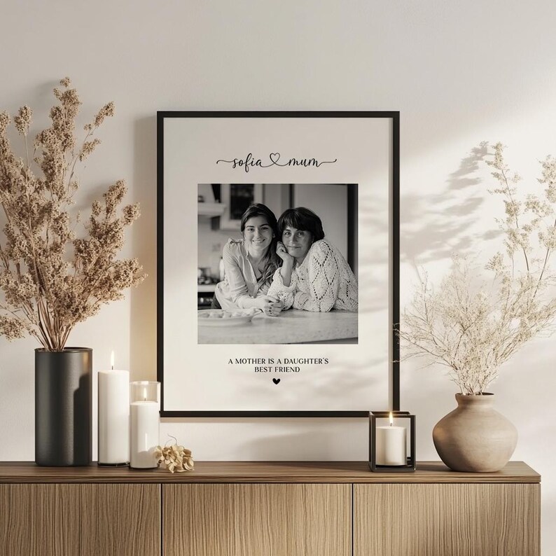K&ouml;nnte beinhalten: Schwarzwei&szlig;foto von zwei Frauen, einer Mutter und ihrer Tochter, mit dem Text "sofia &hearts; mum" und "A mother is a daughter's best friend" unter dem Foto.