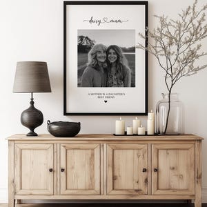K&ouml;nnte beinhalten: Schwarzwei&szlig;foto von zwei Frauen, einer Mutter und ihrer Tochter, mit dem Text "daisy &hearts; mum" und "A mother is a daughter's best friend" unter dem Foto.