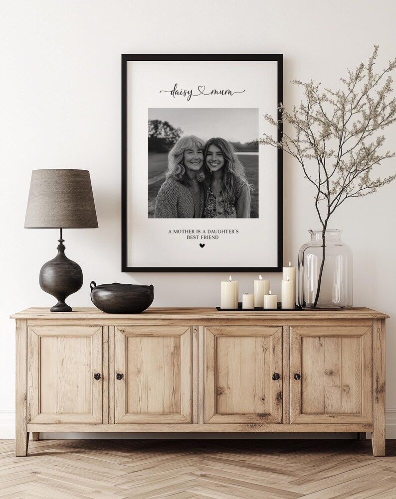 K&ouml;nnte beinhalten: Schwarzwei&szlig;foto von zwei Frauen, einer Mutter und ihrer Tochter, mit dem Text "daisy &hearts; mum" und "A mother is a daughter's best friend" unter dem Foto.