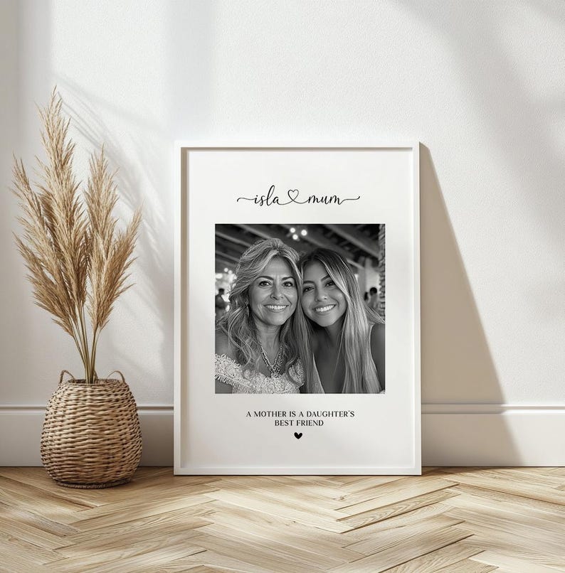 K&ouml;nnte beinhalten: Schwarzwei&szlig;foto von zwei Frauen, einer Mutter und ihrer Tochter, mit dem Text "isla & mum" und "Eine Mutter ist die beste Freundin ihrer Tochter" auf wei&szlig;em Hintergrund.
