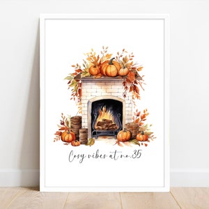 Personalisierter Cozy vibes Herbst Druck. Hausnummer Poster. Kamin Herbstliche Wohndeko. Kürbis Wandkunst. Eingangshalle Küche zum Ausdrucken.
