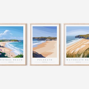 Puede incluir: Tres impresiones artísticas enmarcadas que representan escenas costeras. Las impresiones muestran playas con cielos azules, olas del océano y orillas arenosas. Cada impresión tiene un título en la parte inferior: Fistral Beach, Polzeath y Watergate Bay, todas en Cornualles.
