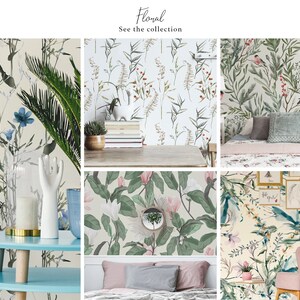 K&ouml;nnte beinhalten: Eine Sammlung von floralen Tapetenmustern mit verschiedenen Blumen und Pflanzen. Die Designs umfassen blaue Blumen auf cremefarbenem Hintergrund, rosa Blumen auf gr&uuml;nem Hintergrund und rote Beeren auf wei&szlig;em Hintergrund. Die Tapete wird in verschiedenen R&auml;umen mit M&ouml;beln und Dekor gezeigt.