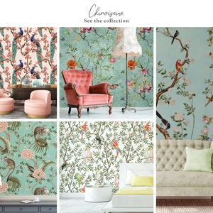 K&ouml;nnte beinhalten: Eine Collage aus sechs Bildern, die verschiedene Tapetenmuster mit einem Chinoiserie-Thema zeigen. Die Designs zeigen V&ouml;gel, Blumen und &Auml;ste in verschiedenen Farben, darunter Blau, Gr&uuml;n, Pink und Wei&szlig;. Die Tapete wird in verschiedenen Raumsituationen gezeigt, darunter ein Wohnzimmer mit einem rosa Sessel und einem Sofa mit Kissen.