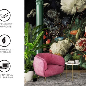K&ouml;nnte beinhalten: Ein pinkfarbener Samt-Sessel mit goldenen Beinen steht vor einer floralen Tapete mit einer gro&szlig;en wei&szlig;en Mohnblume und anderen bunten Blumen. Die Tapete hat einen dunklen Hintergrund und eine gr&uuml;ne S&auml;ule auf der linken Seite.