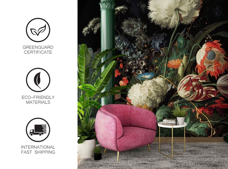 K&ouml;nnte beinhalten: Ein pinkfarbener Samt-Sessel mit goldenen Beinen steht vor einer floralen Tapete mit einer gro&szlig;en wei&szlig;en Mohnblume und anderen bunten Blumen. Die Tapete hat einen dunklen Hintergrund und eine gr&uuml;ne S&auml;ule auf der linken Seite.