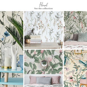 K&ouml;nnte beinhalten: Eine Sammlung von floralen Tapetenmustern mit verschiedenen Blumen und Pflanzen. Die Designs umfassen blaue Blumen auf cremefarbenem Hintergrund, rosa Blumen auf gr&uuml;nem Hintergrund und rote Beeren auf wei&szlig;em Hintergrund. Die Tapete wird in verschiedenen R&auml;umen mit M&ouml;beln und Dekor gezeigt.