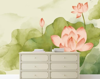 Può includere: Un murale ad acquerello con un design di fiori di loto nei toni del rosa e del verde. L'opera d'arte comprende grandi fiori di loto, foglie e un bocciolo su uno sfondo verde-giallo tenue. Una cassettiera color crema con sei cassetti in primo piano.