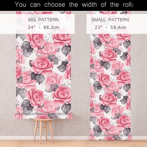 Puede incluir: Dos muestras de papel tapiz con un patr&oacute;n floral rosa. La muestra de la izquierda tiene 34 pulgadas de ancho y la muestra de la derecha tiene 23 pulgadas de ancho. El texto "BIG PATTERN" y "SMALL PATTERN" se muestra encima de cada muestra.