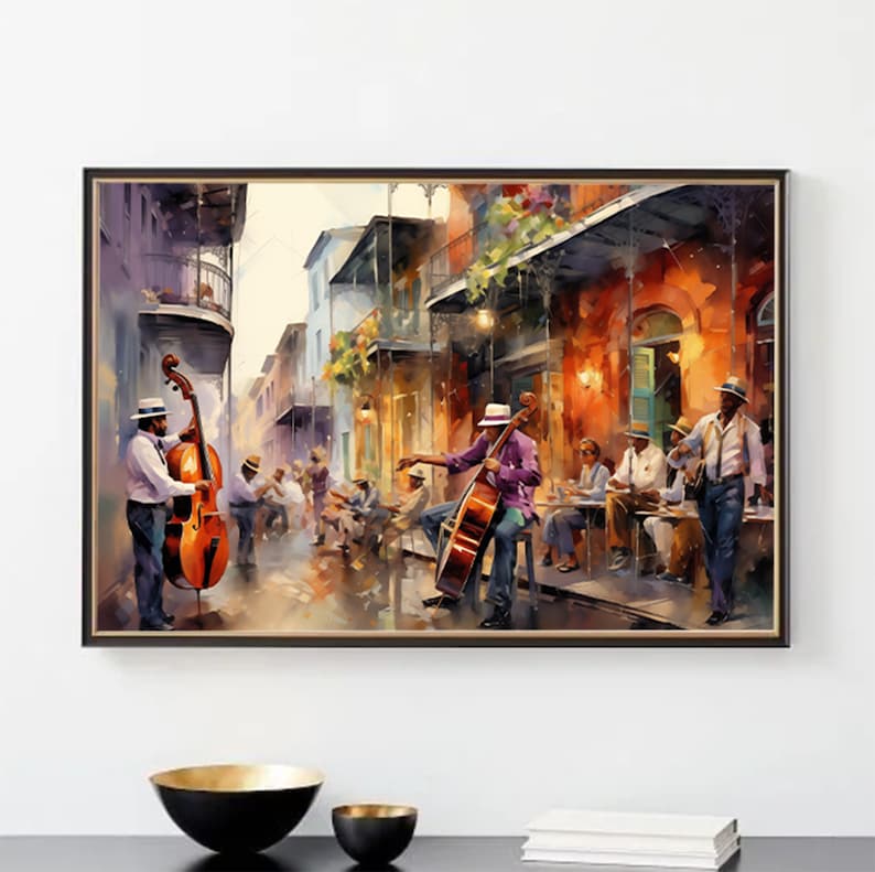 Op de afbeelding: Een aquarel schilderij van een straatbeeld met muzikanten die contrabassen bespelen. De muzikanten zijn gekleed in casual kleding en spelen voor een groep mensen die aan tafels buiten een caf&eacute; zitten. De sc&egrave;ne speelt zich af in een stad met gebouwen aan weerszijden van de straat.