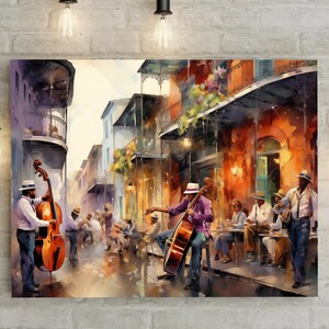 Op de afbeelding: Een aquarel schilderij van een straatbeeld in New Orleans met muzikanten die jazz spelen. De muzikanten zijn casual gekleed en spelen instrumenten zoals een contrabas, trompet en saxofoon. De straat is omzoomd met kleurrijke gebouwen en er zitten mensen aan tafels buiten een caf&eacute;.