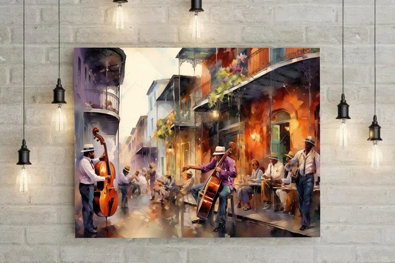 Op de afbeelding: Een aquarel schilderij van een straatbeeld in New Orleans met muzikanten die jazz spelen. De muzikanten zijn casual gekleed en spelen instrumenten zoals een contrabas, trompet en saxofoon. De straat is omzoomd met kleurrijke gebouwen en er zitten mensen aan tafels buiten een caf&eacute;.