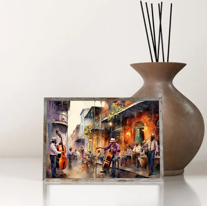Op de afbeelding: Een aquarel schilderij van een straatbeeld in New Orleans met muzikanten die contrabassen bespelen. De straat is omzoomd met kleurrijke gebouwen en mensen zitten aan tafels buiten caf&eacute;s.