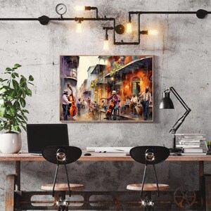 Op de afbeelding: Een aquarel schilderij van een straatbeeld met muzikanten die voor een gebouw spelen. De muzikanten spelen een contrabas, een trompet en een saxofoon. Er zijn mensen die aan tafels zitten op de achtergrond.