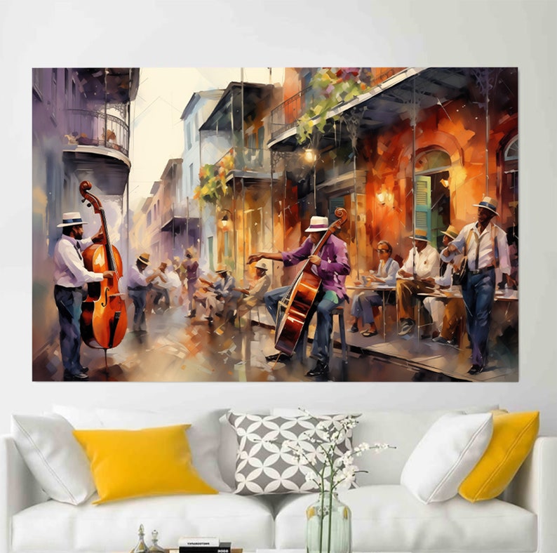 Op de afbeelding: Een aquarel schilderij van een straatbeeld met twee muzikanten die contrabassen bespelen. De muzikanten dragen hoeden en staan voor een gebouw met een balkon. Er zijn mensen die aan tafels zitten op de achtergrond.