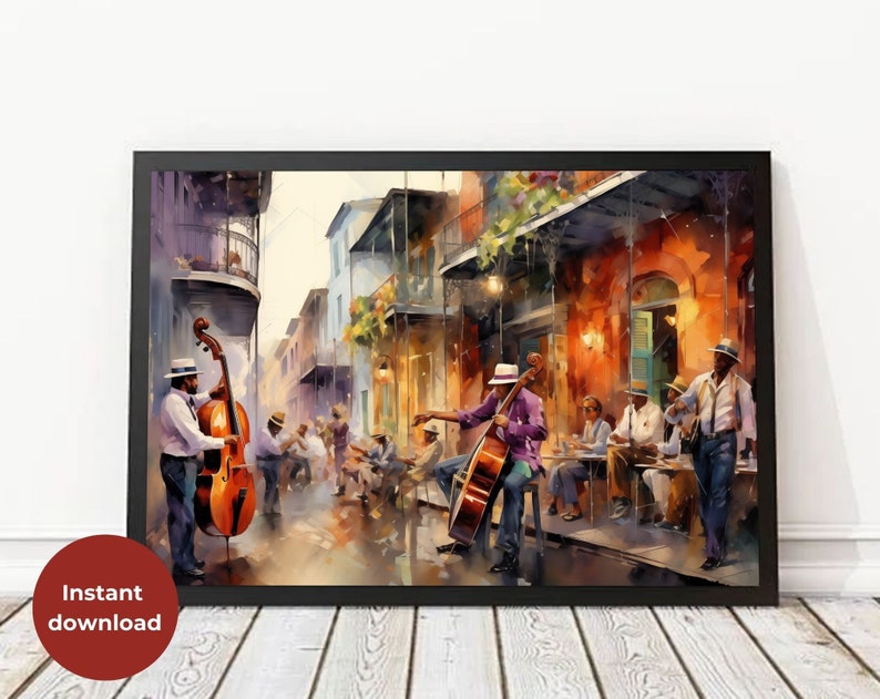 Op de afbeelding: Een aquarel schilderij van een straatbeeld in New Orleans met muzikanten die jazzmuziek spelen. De muzikanten zijn gekleed in kleurrijke kleding en spelen instrumenten zoals een contrabas en een trompet. De straat is omzoomd met gebouwen en er zitten mensen aan tafels buiten een caf&eacute;.