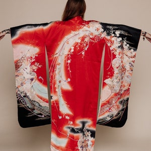 Eleganter rot und schwarzer Furisode (langärmeliger Kimono) bemalt mit Noshis, Kranichen, Geldkarren und mehr