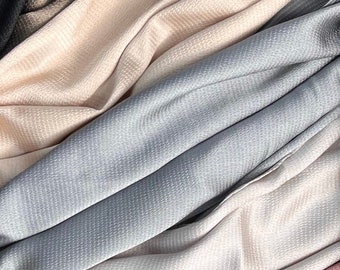 Hiyab de satén con estampado martillado