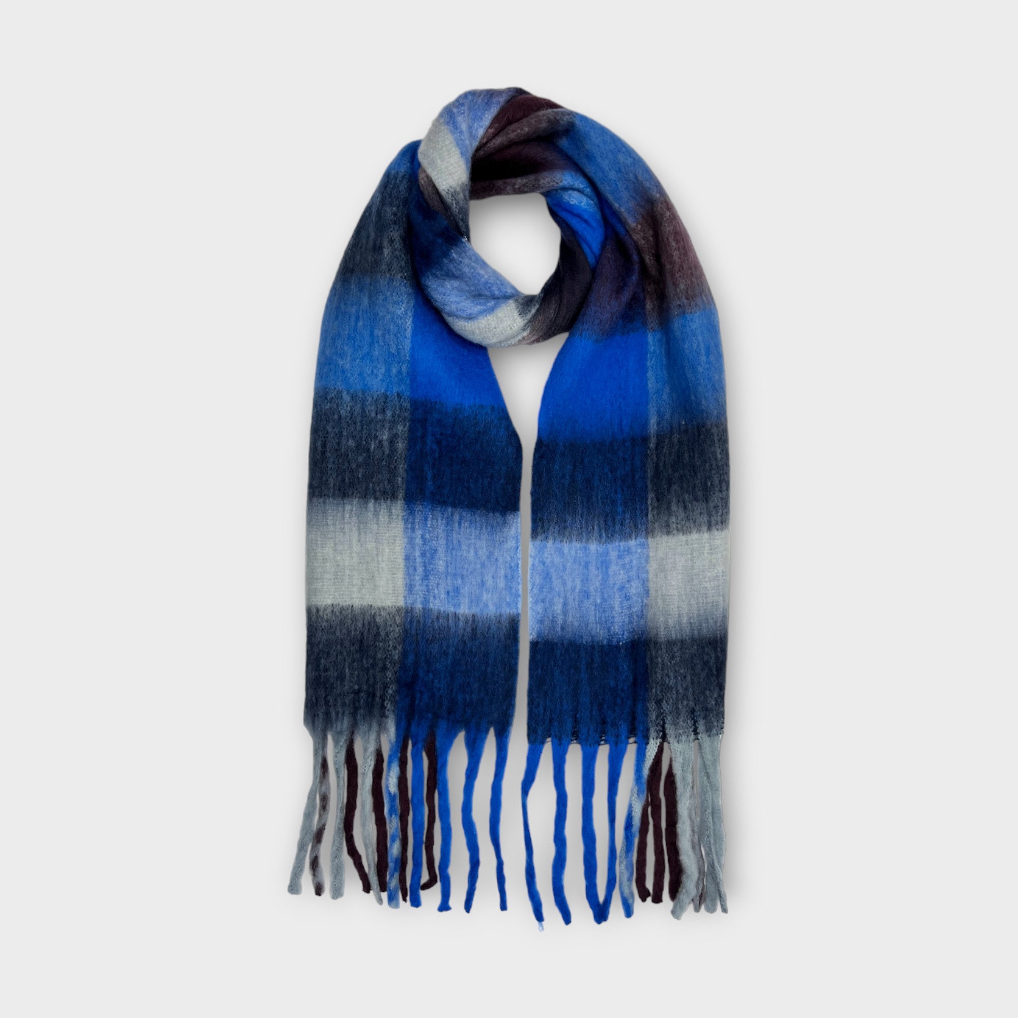 Sciarpa in misto lana a quadri blu: morbido accessorio invernale