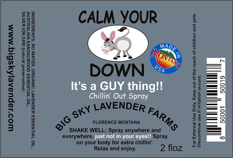 K&ouml;nnte beinhalten: Ein blaues und wei&szlig;es Etikett mit einem Comic-Esel und dem Text "Calm Your Down It's a GUY thing!! Chillin' Out Spray Big Sky Lavender Farms Florence Montana 2 fl oz" Das Etikett ist f&uuml;r eine 59 ml Flasche Lavendelspray.