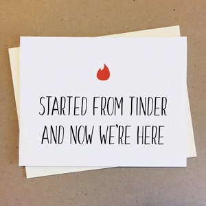Commencé à partir de Tinder et maintenant nous sommes ici. Carte de couple. Carte de petit ami. Carte de petite amie. Carte d'anniversaire. Carte d'amour. Carte d'application de rencontre. Tinder.