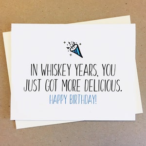 Carte d'anniversaire de whisky. Carte personnalisée pour ami. Dans les années whisky, vous devenez plus délicieux. Carte d'anniversaire alimentaire. Carte de blague sur l'alcool.