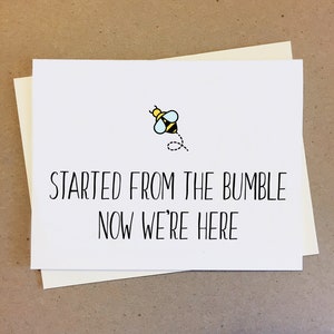 Puede incluir: Una tarjeta blanca con una abeja de dibujos animados negra y amarilla volando con una estela de puntos. La tarjeta tiene el texto "Started from the bumble now we're here" en negro.