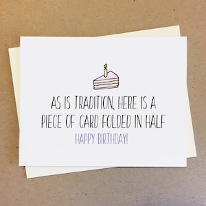 Biglietto di compleanno divertente per un amico / Biglietto di compleanno divertente per lui o lei / Come è tradizione, ecco un pezzo di carta piegato a metà / Regalo personalizzato