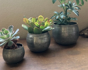 Round metal planter