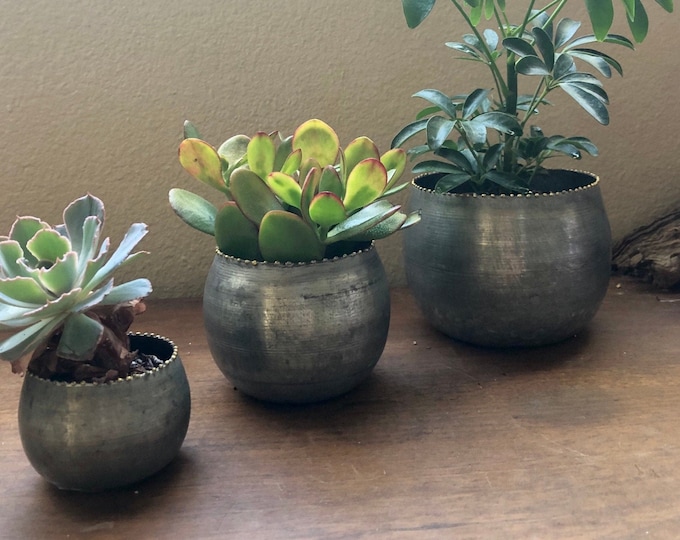 Round metal planter