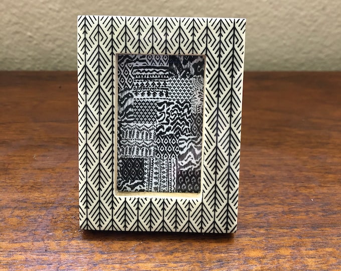 Black and white 2x3 frame