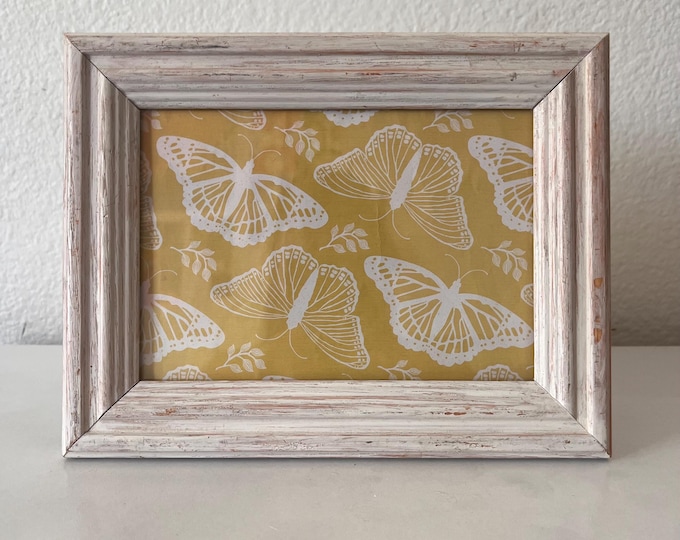Vintage white washed wood frame 9 “x 7" holds a 6 1/4x 4 1/2 " image. Hangs Horizontal only