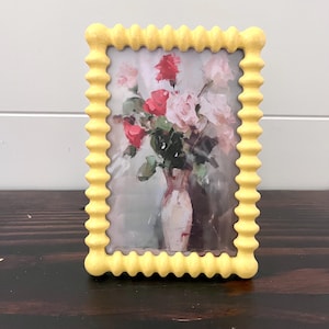 Moldura vintage amarela esmaltada com puxadores, comporta uma imagem de 3 1/2" x 5 1/2". 4 3/4" x 6 3/4"