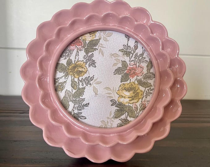 Vintage style mauve round  6”x 6” resin frame with scalloped edge holds approximately a  4”x4” photo