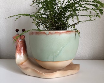 Reactive glaze Snail planter green and beige set 8 1/2”L x 6”W x 4 3/4”H