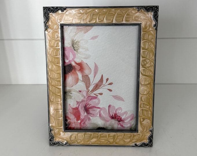 Vintage victorian  7"x 9" yellow resin frame holds a 4 1/2"x 6 1/2" image