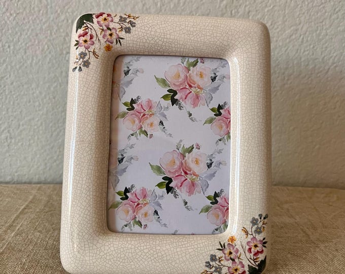 Vintage 7x6 beige crackled glass frame with floral detail hold approximately a 3x5 photo.  Stand only