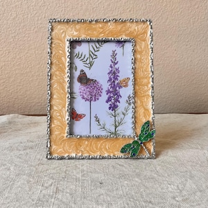 Vintage beige emaillierte Fassung mit silbernen Details und Schmucklibelle. &quot;Der Rahmen ist 8 &quot;x 6&quot; groß und enthält 131/2 &quot;&quot;x 3 1/2&quot;&quot; Bild.&quot;