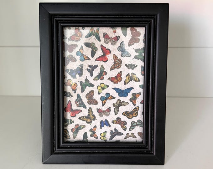 Vintage 7"x 9" black wood frame holds a 4 1/2"x 6 1/2" image