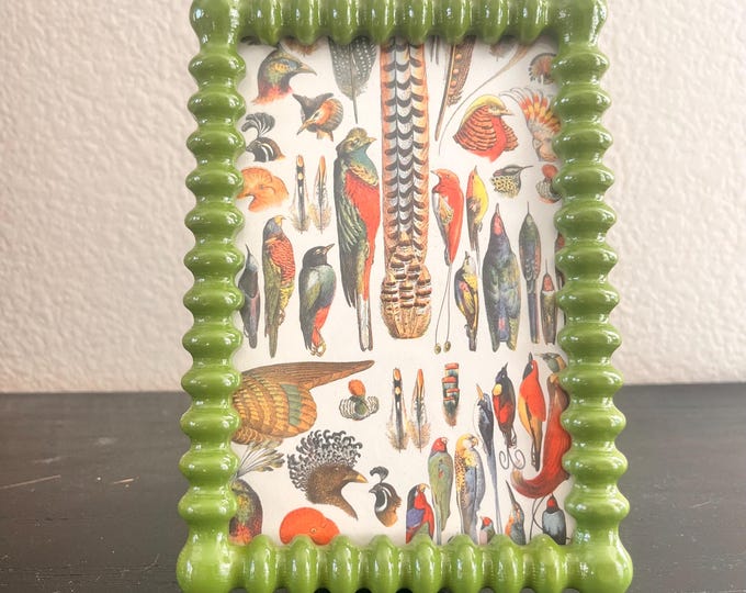 Vintage style green enameled knobbed frame holds a 3 1/2"x 5 1/2" image. 4 3/4" X 6 3/4"