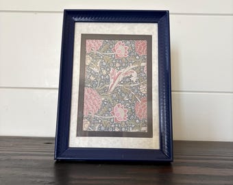 Blauer Bilderrahmen 14 x 18 cm, kann ein Bild von 3 x 11,5 cm aufnehmen.