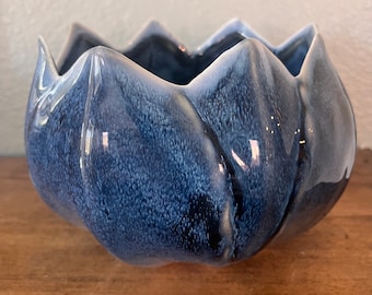 Maceta azul con forma de flor y esmalte reactivo, 18 cm de diámetro x 13 cm de alto