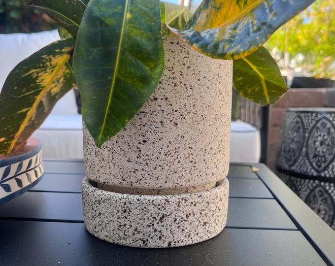 White spec finish textured terra cotta planter with saucer and drain whole 5"x 5.75"