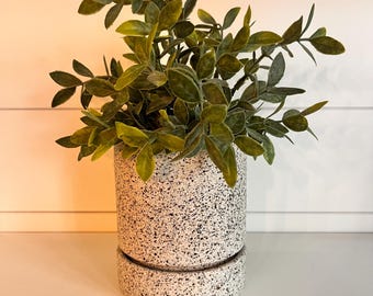 White spec finish textured terra cotta planter with saucer and drain whole 5"x 5.75"