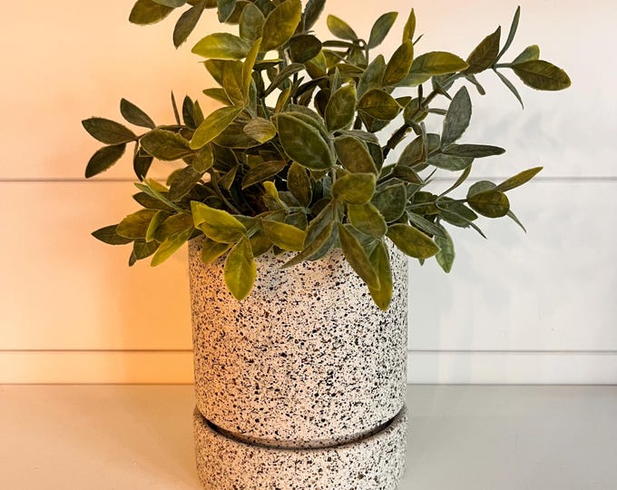 White spec finish textured terra cotta planter with saucer and drain whole 5"x 5.75"