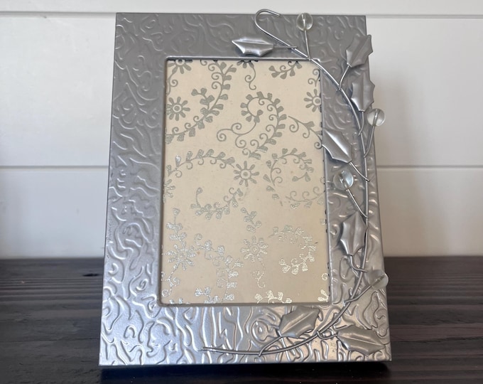 Vintage silver 8x6 frame with leaf and berry detailing 5 1/2 x 3 1/2" image